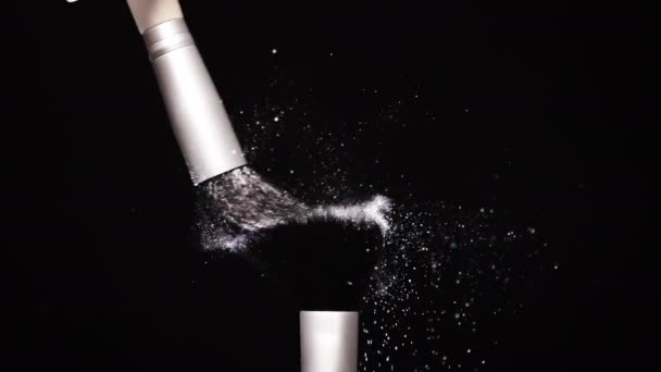 Brosse de maquillage avec poudre blanche Concept art sur fond noir Slow Motion — Video