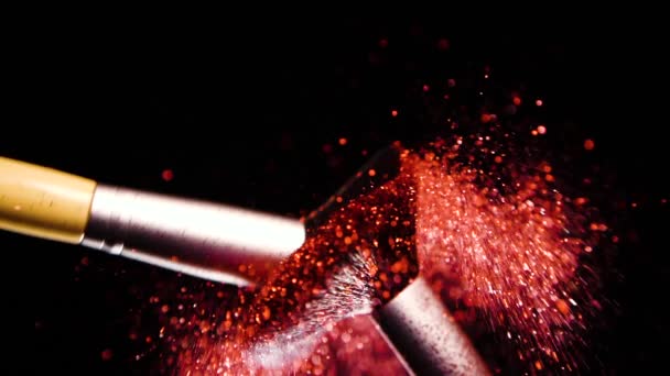Kırmızı Renk, Boyama Konsepti, Kırmızı Toz ile Makyaj Fırçası, Yavaş Hareket — Stok video