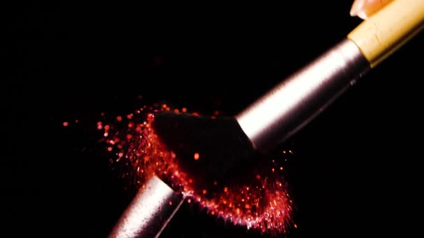 Couleur rouge, Concept de peinture, Brosse de maquillage avec poudre rouge, Mouvement lent — Video