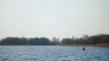 Gün batımında nehirde balıkçılarla tekne gezisi.