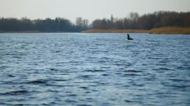 Gün batımında nehirde balıkçılarla tekne gezisi.