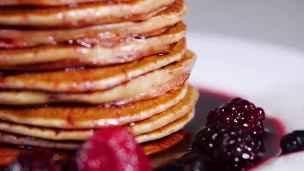 Блинчики со сладким ягодным джемом, вкусный завтрак, стопка блинчиков в сиропе — стоковое видео