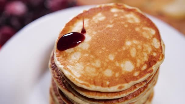 Frittelle con marmellata di bacche dolci, Colazione gustosa, Stack of Pancakes in sciroppo — Video Stock