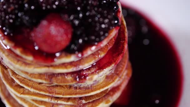 Panqueques con mermelada de bayas dulces, Desayuno sabroso, Pila de panqueques en almíbar — Vídeos de Stock