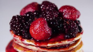 Tatlı böğürtlenli krep, lezzetli kahvaltı, şuruplu krep yığını.