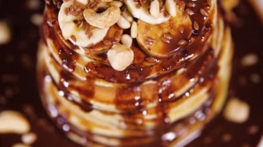 Çikolata şuruplu krep, fındık ve muz. Yığınla gözleme. Lezzetli kahvaltı ve sağlıklı yemek.