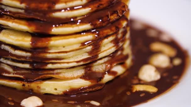 Pannkakor med chokladsås, nötter och bananer. Stack med hel flapjack. Smaklig frukost och hälsosam mat — Stockvideo
