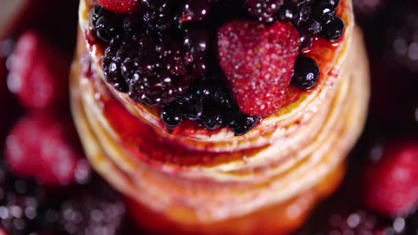 Блинчики со сладким ягодным джемом, вкусный завтрак, стопка блинчиков в сиропе — стоковое видео