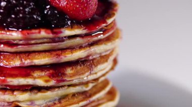 Tatlı böğürtlenli krep, lezzetli kahvaltı, şuruplu krep yığını.