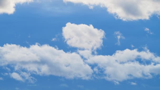 Krásná modrá obloha s mraky, 4K Časová prodleva, Puffy Cumulus Cloud, Relaxační počasí — Stock video