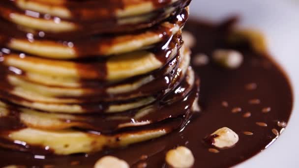 Pannenkoeken met chocolade, noten en bananen. Lekker ontbijt — Stockvideo