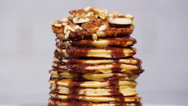 Pannkakor med choklad, nötter och bananer. Smaklig frukost — Stockvideo