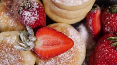 Kahvaltı, çilekli taze hamur işleri, tatlı ekmek, yaz.