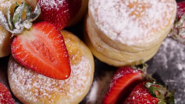 Café da manhã, Pastelaria fresca com morangos, Pão doce, Verão — Vídeo de Stock