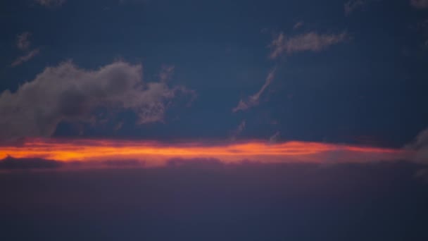 雲、 4K時間経過、日の出の空、夕暮れ、嵐の天気と美しい夕日の空 — ストック動画