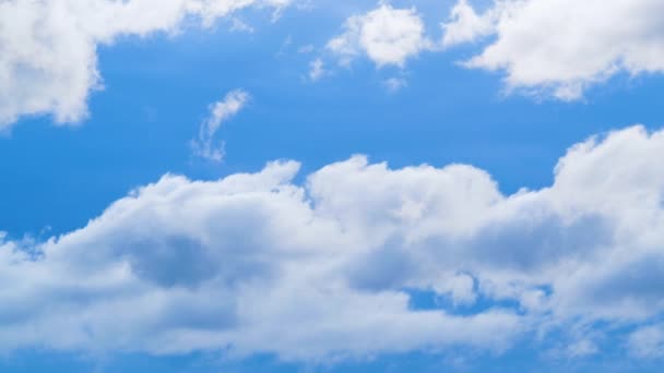 Hermoso cielo azul con nubes, 4K Time lapse, Nube de cúmulo hinchado, Tiempo de relajación — Vídeos de Stock