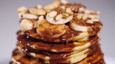 Çikolatalı krep, kakao, fındık ve muz. Lezzetli kahvaltı, yemek.