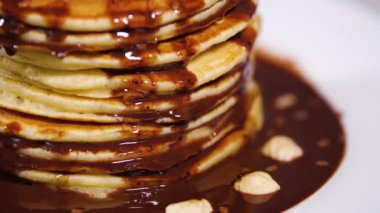 Çikolatalı krep, kakao, fındık ve muz. Lezzetli kahvaltı, yemek.