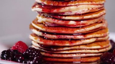 Tatlı Böğürtlen şuruplu kahvaltı krepleri, Reçelli Lezzetli Krepler, Yemekler