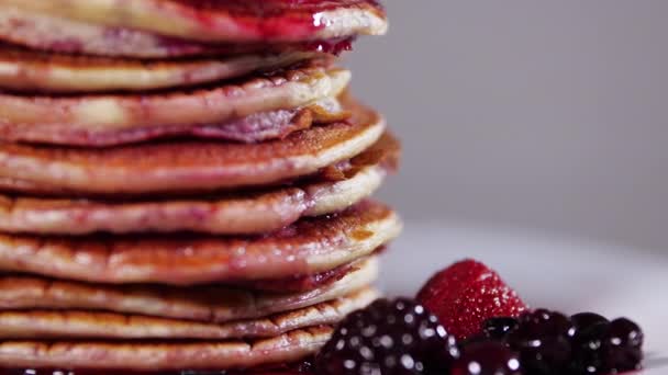 Frukost pannkakor med söta bär Syrup, läckra stapel av pannkakor i sylt, mat — Stockvideo