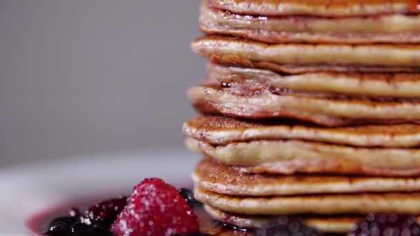 Desayuno Panqueques con Jarabe de Cereza Dulce, Sabrosa Pila de Panqueques en Mermelada, Comida — Vídeos de Stock