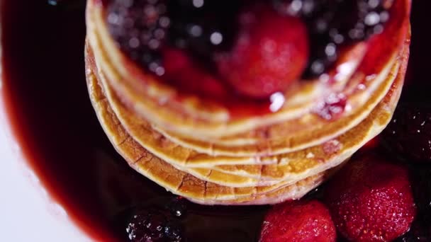 Еда на завтрак, вкусные блины со сладким ягодным сиропом, стопка блинов в варенье , — стоковое видео