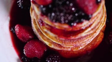 Kahvaltı, Lezzetli Krepler, Tatlı Böğürtlen şurubu, Reçel İçinde Krepler,