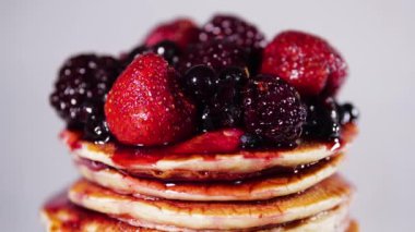 Kahvaltı, Lezzetli Krepler, Tatlı Böğürtlen şurubu, Reçel İçinde Krepler,