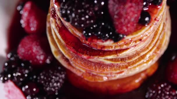 Сніданок, смачні млинці з солодким беррі сиропом, стек млинців у Джемі, — стокове відео