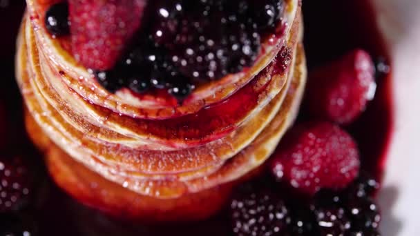 Frühstücksspeise, leckere Pfannkuchen mit süßem Beerensirup, Stapel Pfannkuchen in Marmelade, — Stockvideo