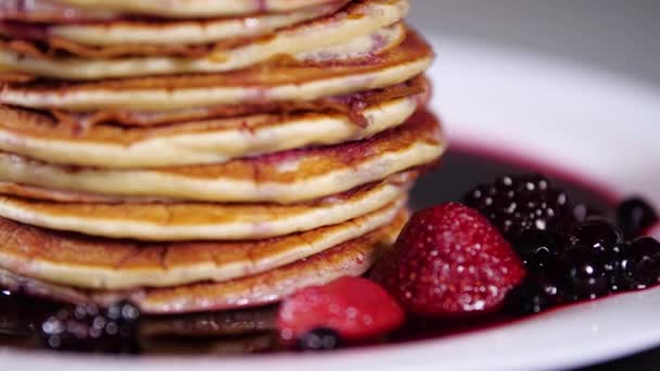 Colazione Cibo, Frittelle gustose con sciroppo di bacche dolci, Pasta di frittelle in marmellata , — Video Stock