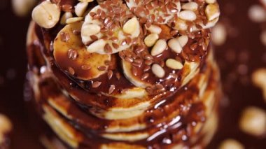 Fındıklı çikolatalı krep, bir yığın krep. Lezzetli kahvaltı ve sağlıklı yemek.