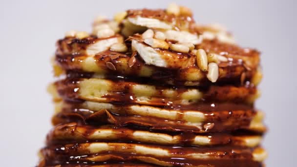 Chocolade pannenkoeken met noten, stapel hele flapjack. Lekker ontbijt en gezonde voeding — Stockvideo