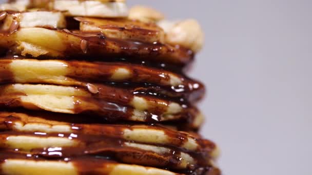 Choklad pannkakor med nötter, Stack med hela flapjack. Smaklig frukost och hälsosam mat — Stockvideo