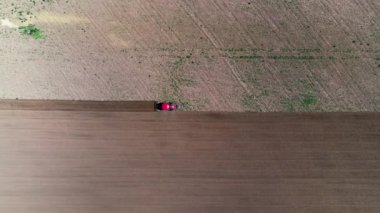 Hava görüşü Traktörü toprağı sürüyor, ekmeden önce tarlayı işliyor, İlkbahar