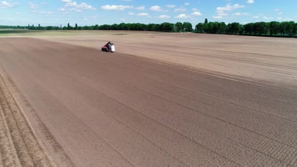 Ciągnik z widokiem z powietrza Pługa ziemię, Przetwarzanie pola przed siewem, Wiosna — Wideo stockowe