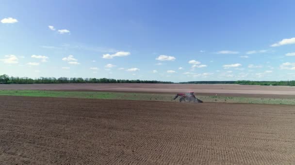 Luchtfoto Tractor ploegt het land, verwerking van het veld voor het zaaien, voorjaar — Stockvideo