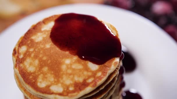 Comida para Desayunar, Deliciosos Panqueques con Jarabe de Cereza Dulce, Pila de Panqueques en Mermelada , — Vídeo de stock