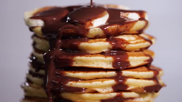 ナッツとチョコレートパンケーキ,全体のフラップジャックのスタック.おいしい朝食と健康食品 — ストック動画
