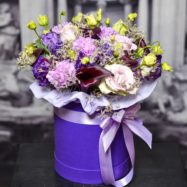 Eflatun çiçekler ve krem gül buketi