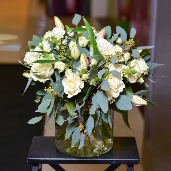 Yeşil dallar ve krem gül buket