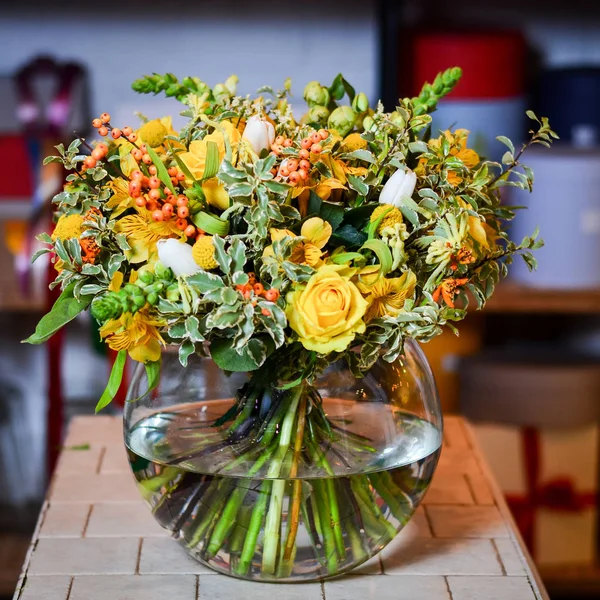 Strauß mit gelben Rosen in einer Glasvase — Stockfoto