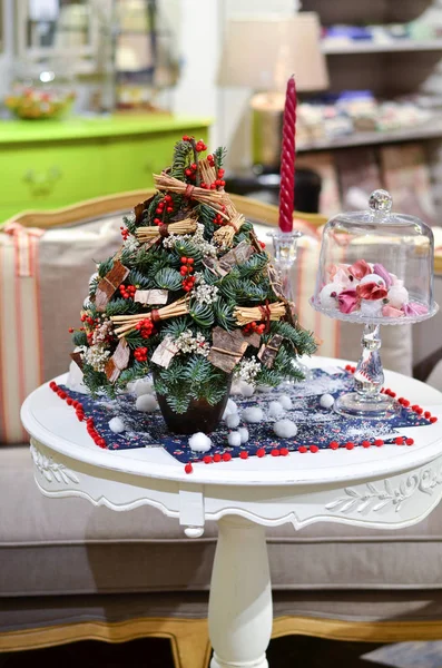 Küçük Noel ağaçları olan bir mum yanındaki masada