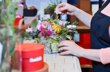 Bir sepet içinde bir buket gül yapma kadın