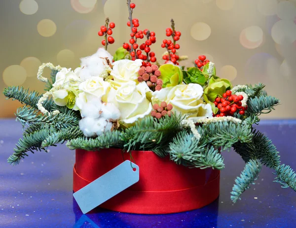Christmas kırmızı bir kutu içinde çam dalları ile beyaz gül buketi