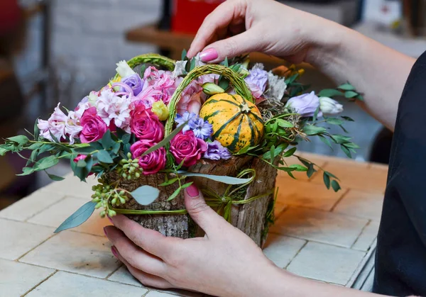 Florist making bouquet in a small box — Stock Photo, Image