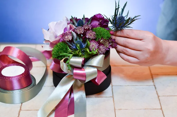 Buket küçük bir kutuda yapma çiçekçi