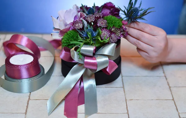 Floristería haciendo ramo en una caja pequeña — Foto de Stock