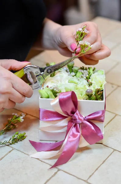 Buket küçük bir kutuda yapma çiçekçi