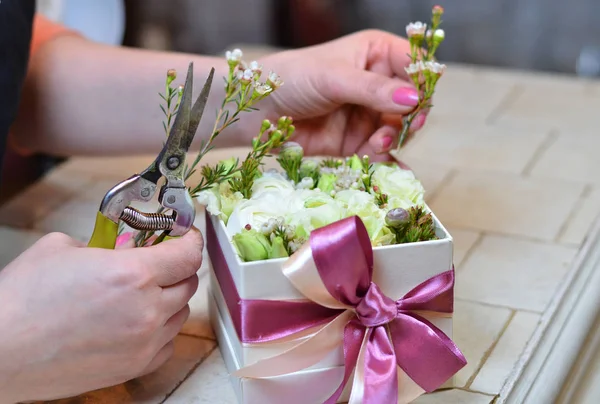 Florist making bouquet in a small box — Stock Photo, Image